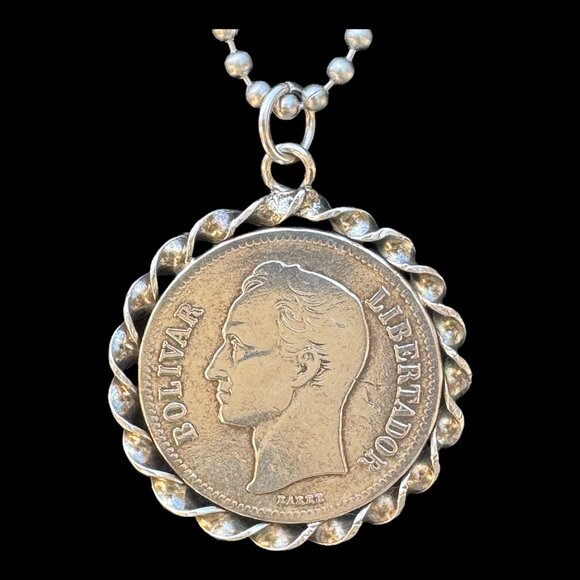 1935 Venezuelan 1 Bolivar .835 Silver Coin Pendant With Twisted Silver Frame - Picture 4 of 6